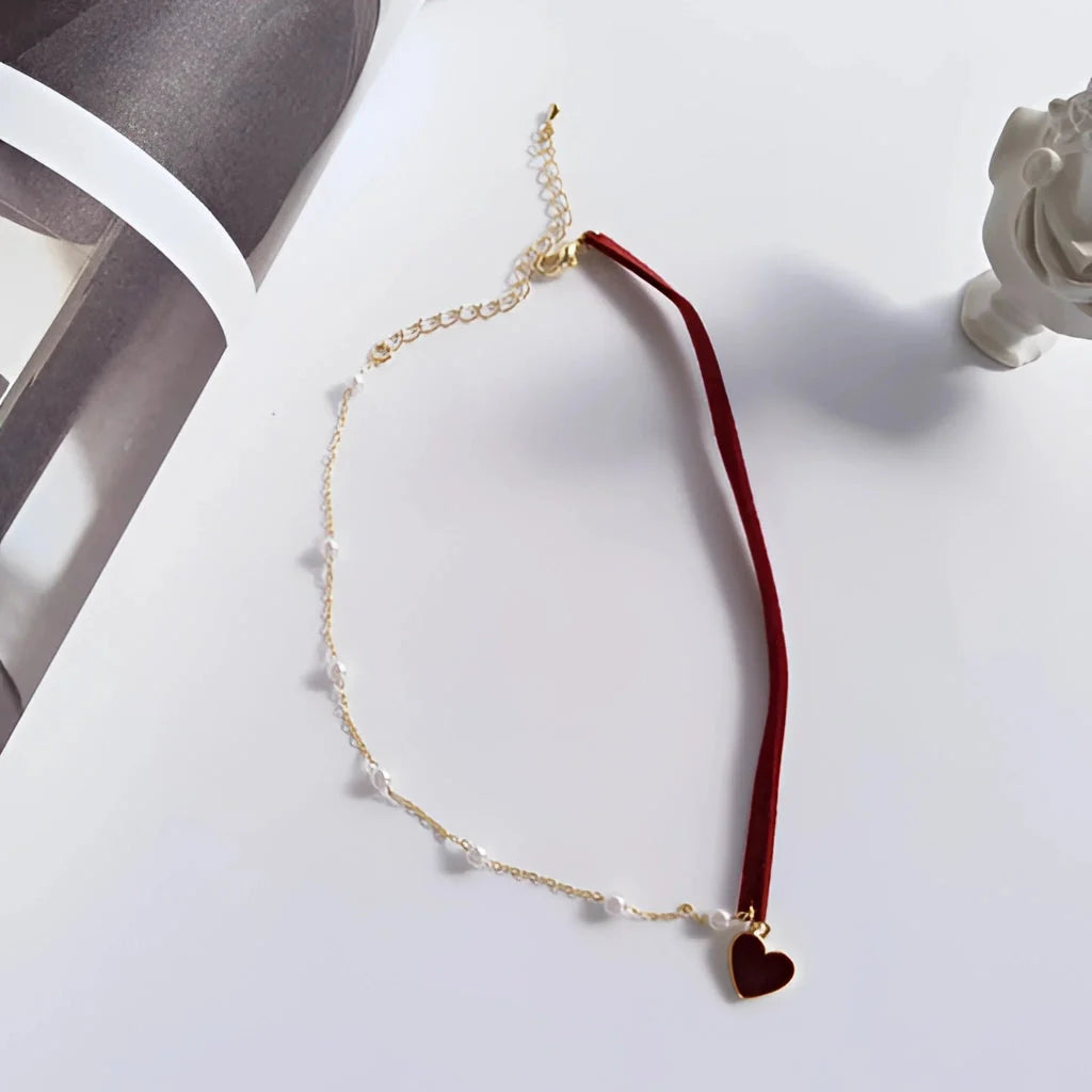 Verstellbares Samt-Halsband mit goldenem Herzanhänger – Romantisches Geschenk