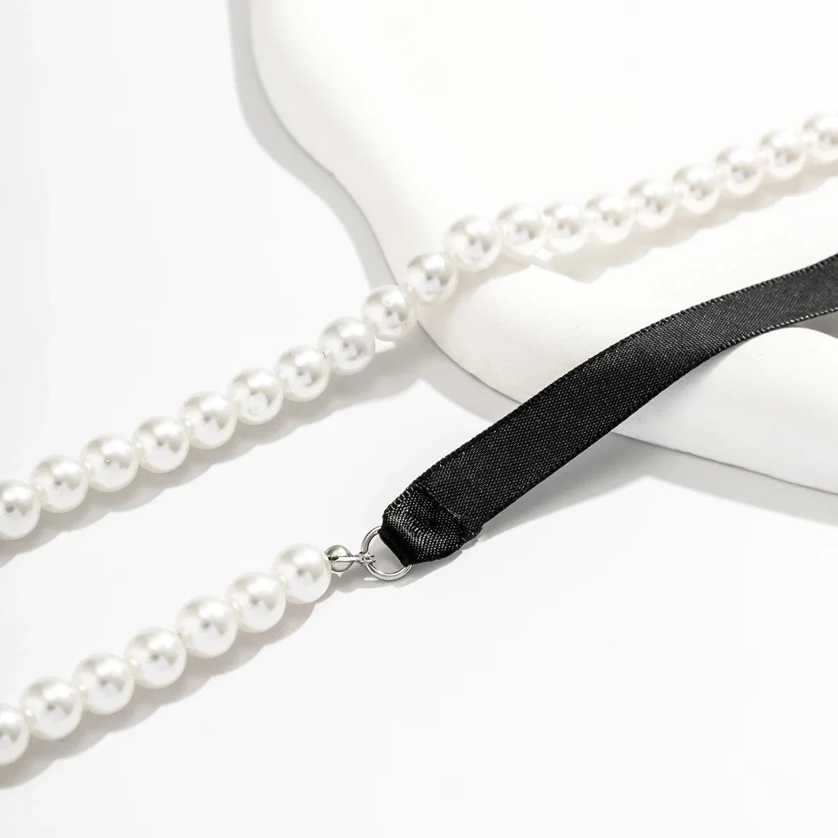 Schwarzes Abendkleid und Perlenkette – Elegantes Abendkleid mit Samthandschuhen