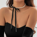 Schwarzes Abendkleid und Perlenkette – Elegantes Abendkleid mit Samthandschuhen