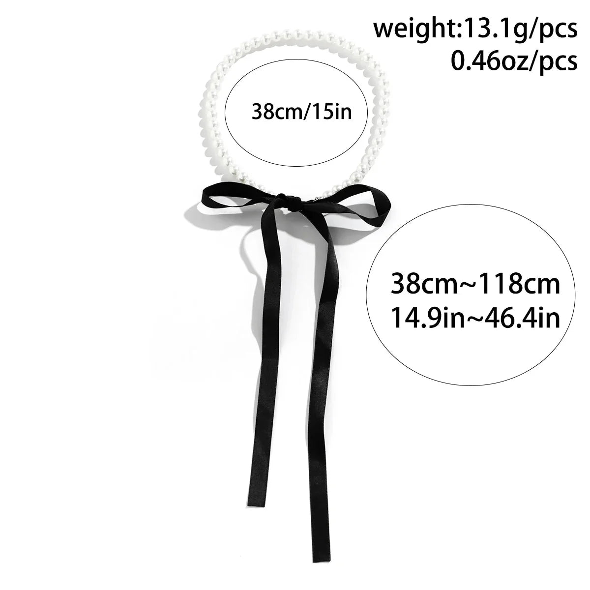 Schwarzes Abendkleid und Perlenkette – Elegantes Abendkleid mit Samthandschuhen