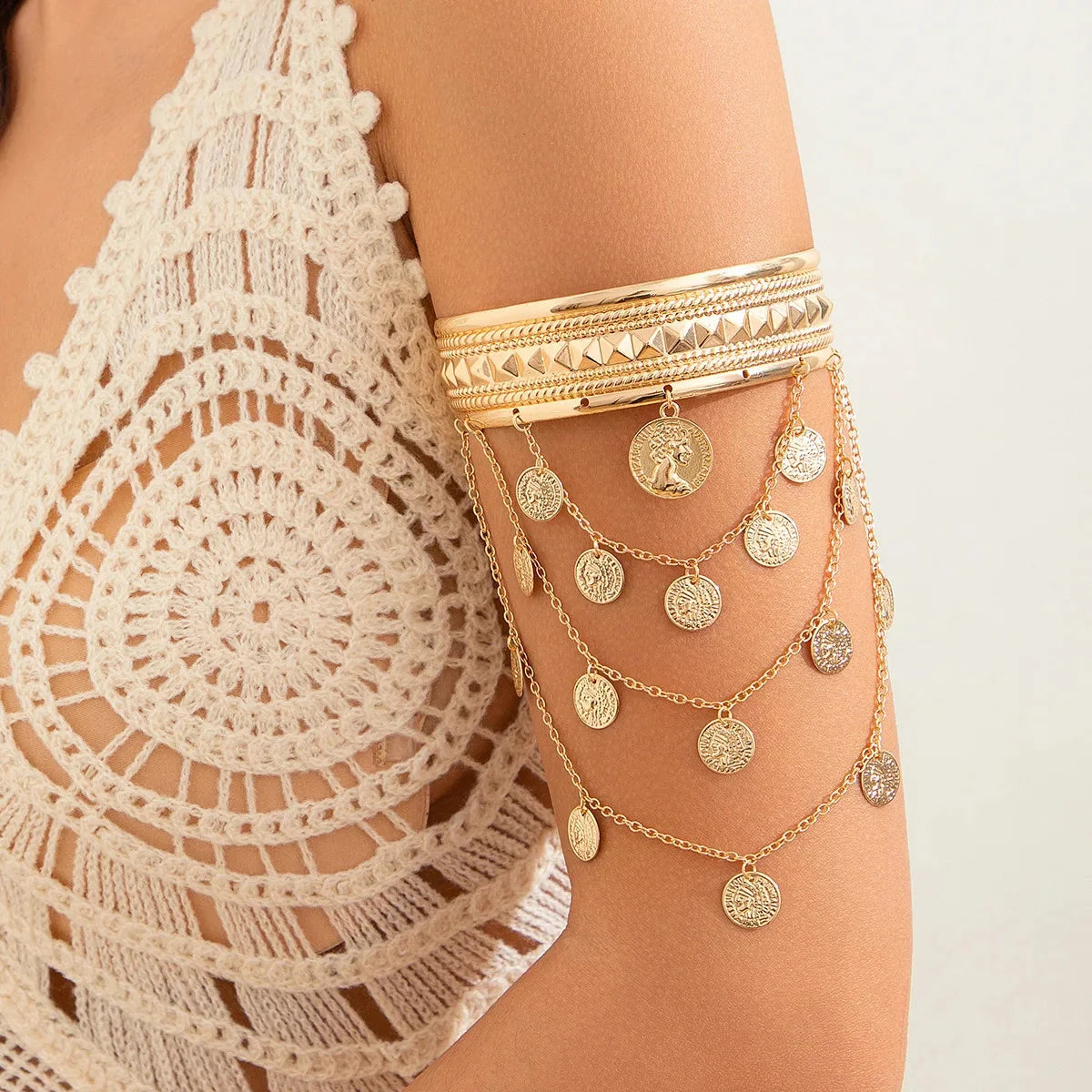 Böhmisches Festival-Armband mit Goldmünzen-Anhänger – verstellbarer Schmuck im Gypsy-Stil