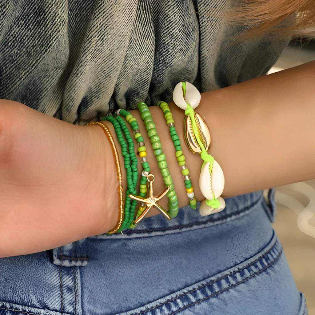 Stapelarmband mit Strandmotiv im Boho-Stil – Muschel- und Seestern-Anhänger in Gold
