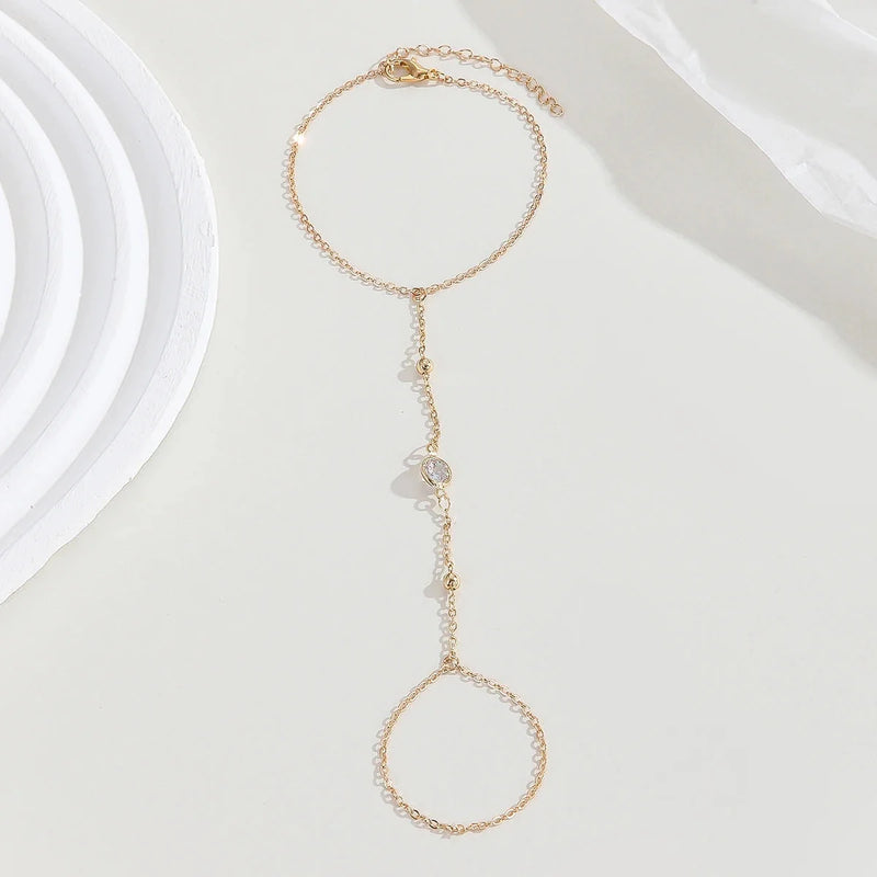 Zierliches verstellbares goldenes Handkettenarmband mit Strasssteinen