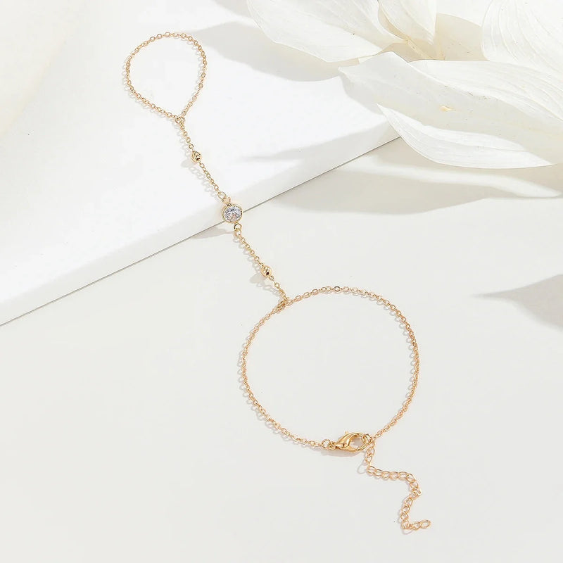 Zierliches verstellbares goldenes Handkettenarmband mit Strasssteinen