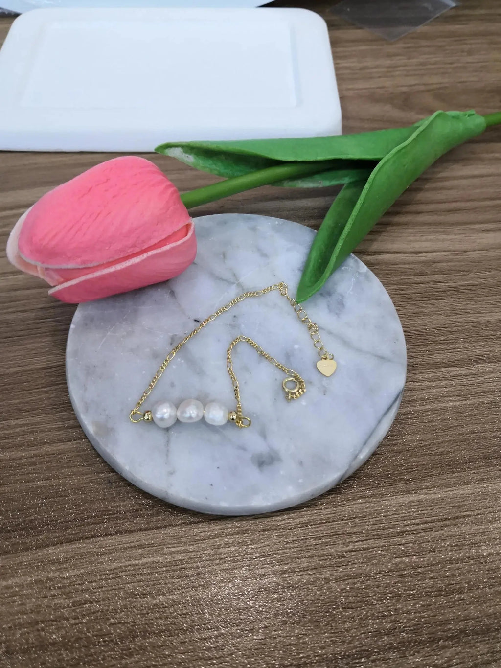 Elegantes verstellbares Perlenarmband aus Gold