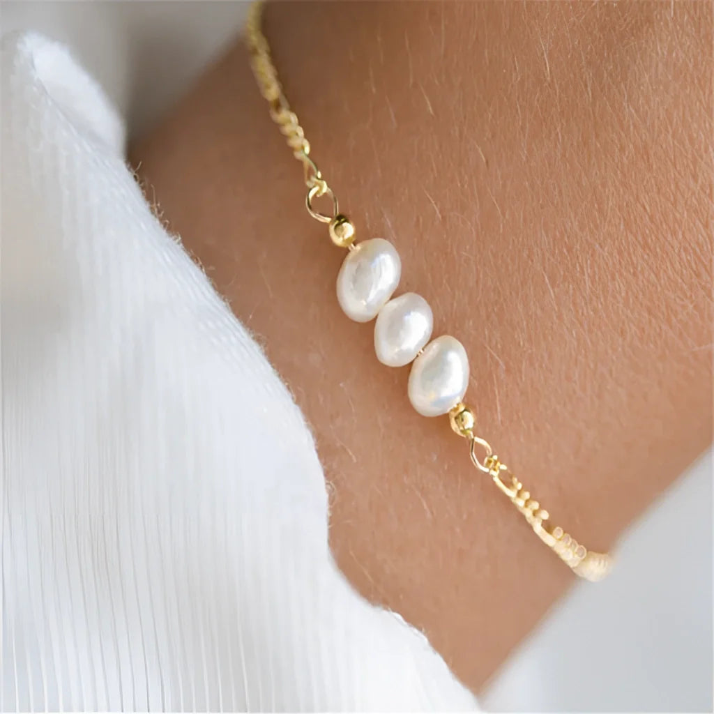 Elegantes verstellbares Perlenarmband aus Gold