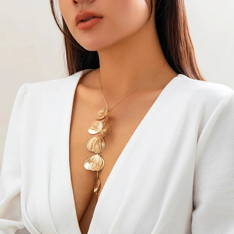 Blattgold-Lasso-Halskette - Botanischer Blumenanhänger