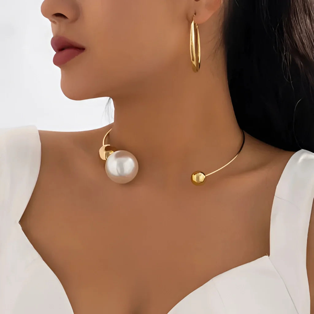 Elegante goldene Perlenkette - Modernes Statement-Stück für die Braut