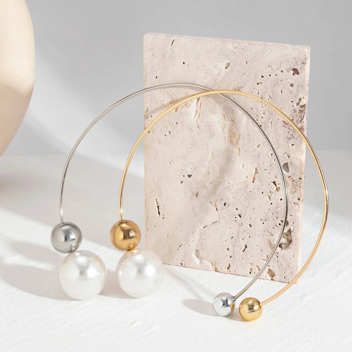 Elegante goldene Perlenkette - Modernes Statement-Stück für die Braut