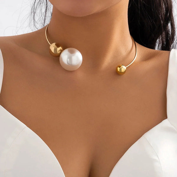 Elegante goldene Perlenkette - Modernes Statement-Stück für die Braut