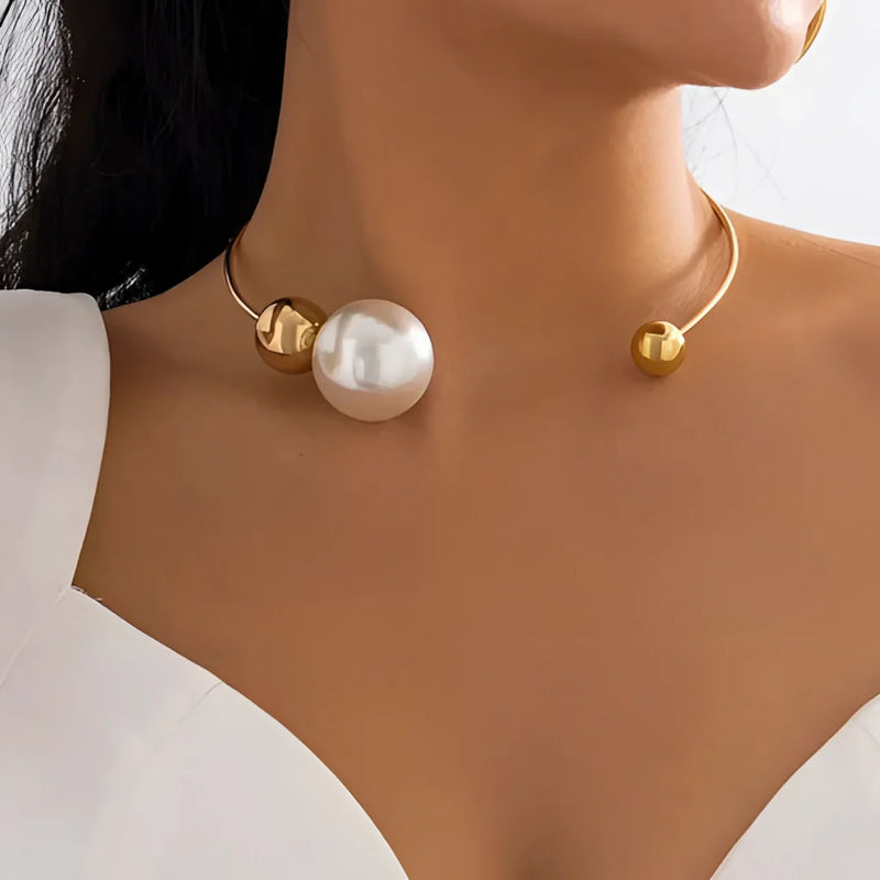 Elegante goldene Perlenkette - Modernes Statement-Stück für die Braut