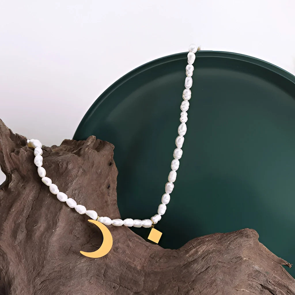 Eleganter minimalistischer Perlenchoker mit goldenem Mondanhänger - Luxuriöser Schmuck