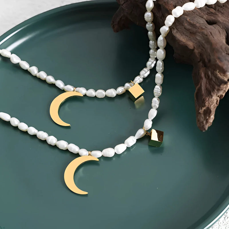 Eleganter minimalistischer Perlenchoker mit goldenem Mondanhänger - Luxuriöser Schmuck