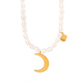 Eleganter minimalistischer Perlenchoker mit goldenem Mondanhänger - Luxuriöser Schmuck