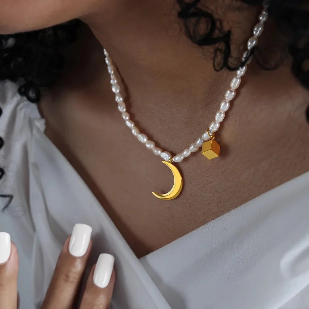 Eleganter minimalistischer Perlenchoker mit goldenem Mondanhänger - Luxuriöser Schmuck