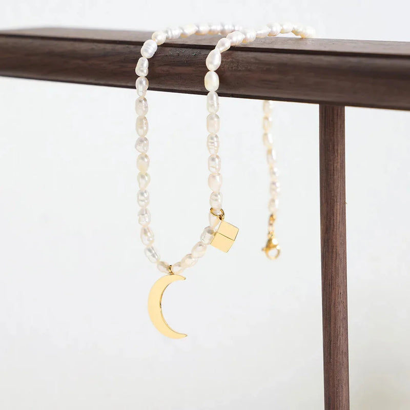 Eleganter minimalistischer Perlenchoker mit goldenem Mondanhänger - Luxuriöser Schmuck