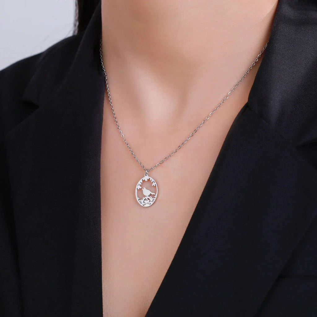 Goldene Halskette mit Tieranhänger – Kaninchen, Vogel, Schmetterlingssilhouette