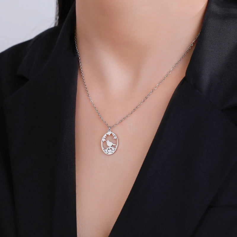 Goldene Halskette mit Tieranhänger – Kaninchen, Vogel, Schmetterlingssilhouette