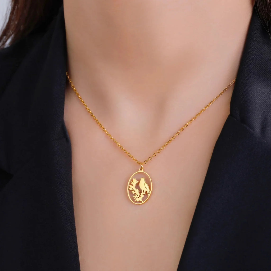 Goldene Halskette mit Tieranhänger – Kaninchen, Vogel, Schmetterlingssilhouette