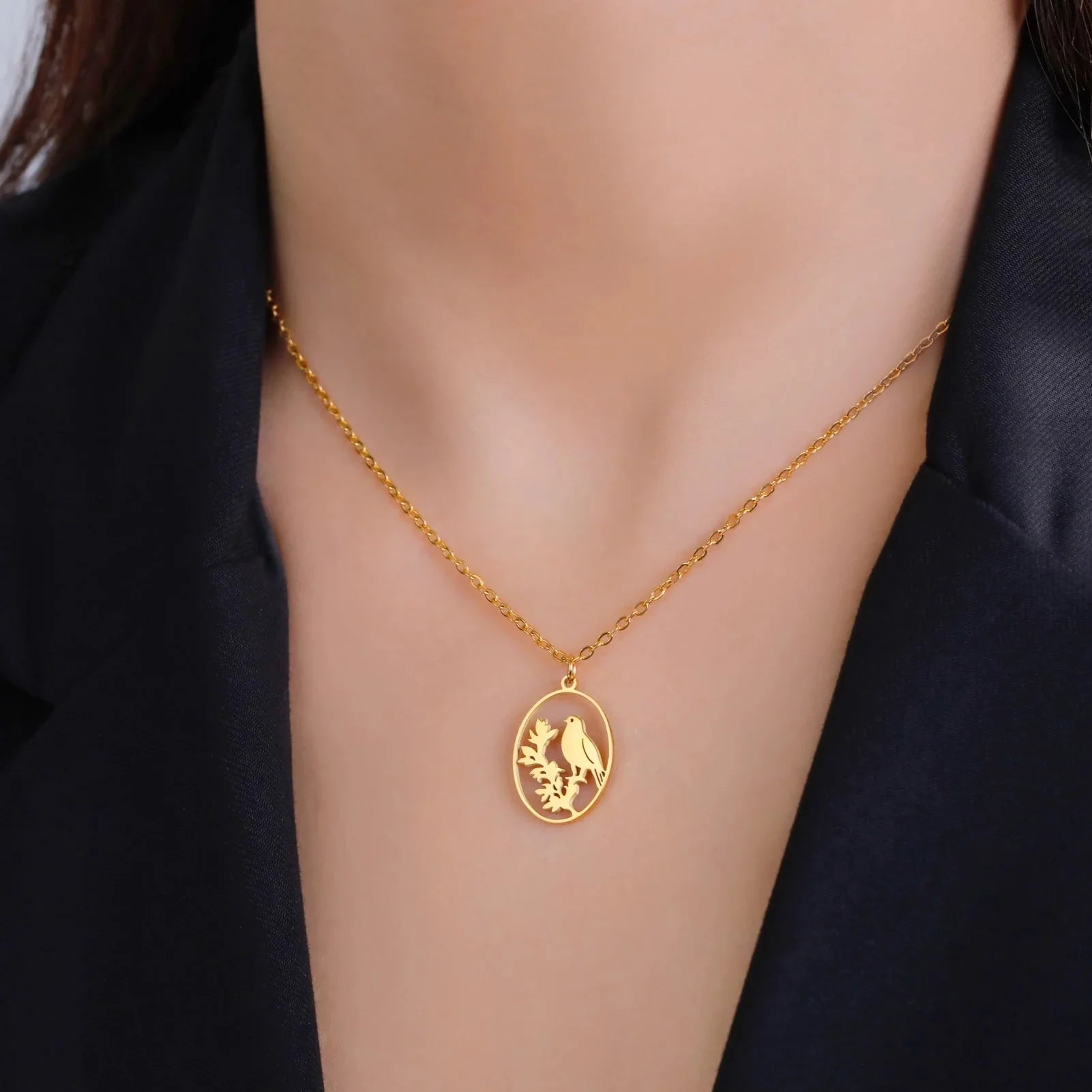 Goldene Halskette mit Tieranhänger – Kaninchen, Vogel, Schmetterlingssilhouette