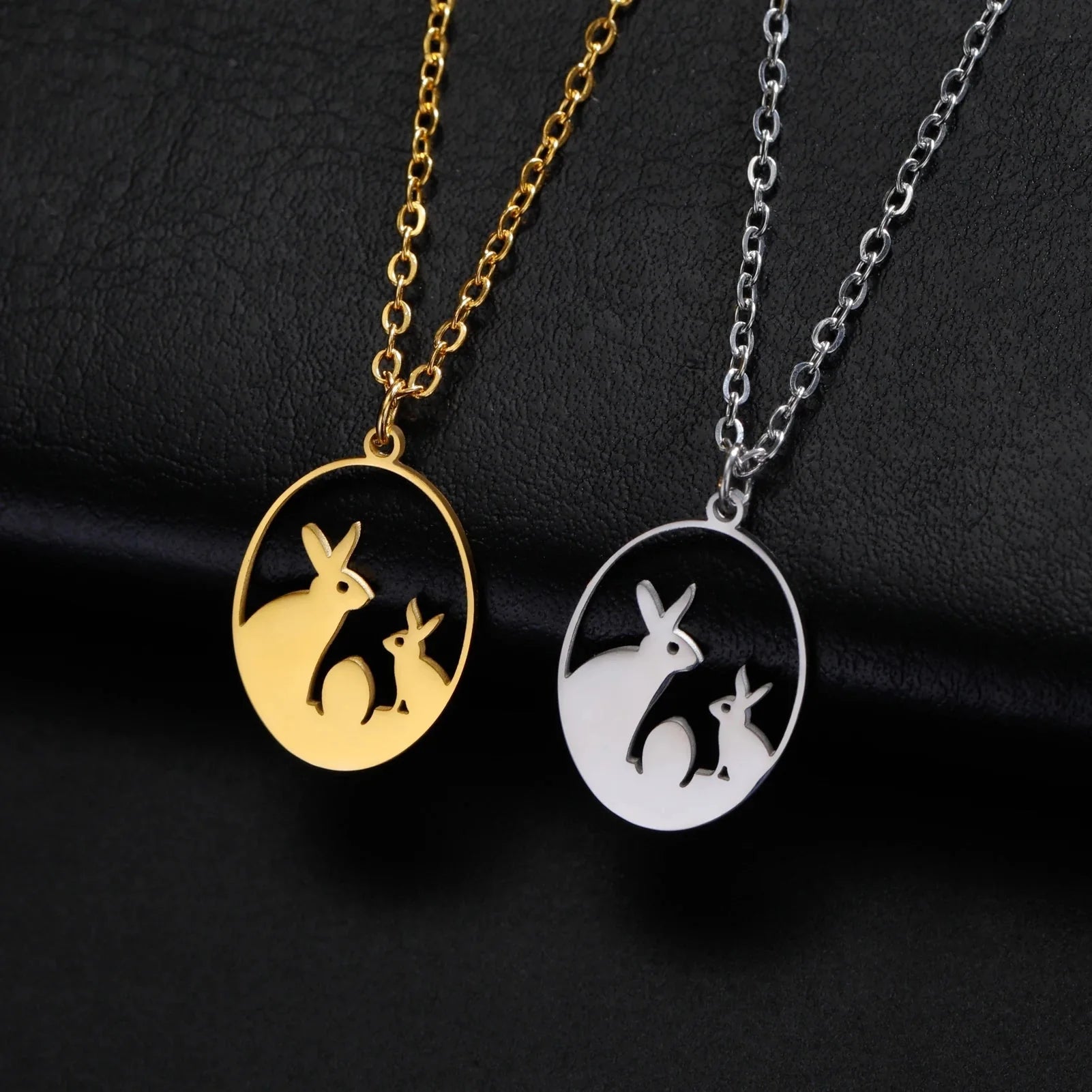 Goldene Halskette mit Tieranhänger – Kaninchen, Vogel, Schmetterlingssilhouette