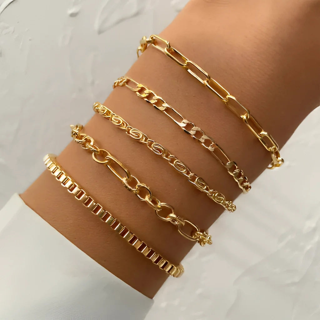 Goldene Bettelarmbänder: Knebelverschluss, mehrlagig, dicke Kette und Perle