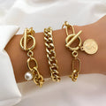 Goldene Bettelarmbänder: Knebelverschluss, mehrlagig, dicke Kette und Perle