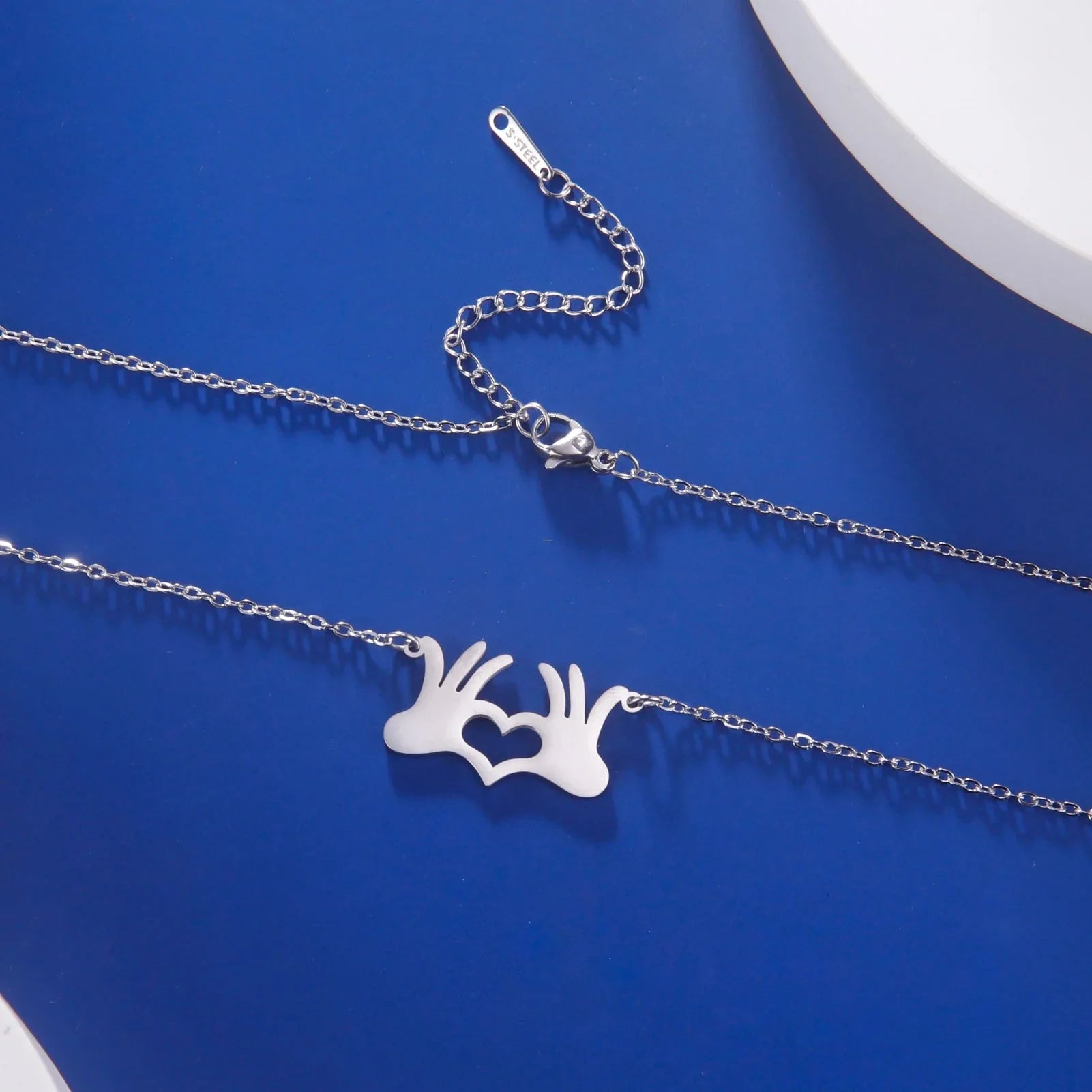 Goldene Hand-Herz-Halskette – Romantischer Liebesgesten-Anhänger für Paare