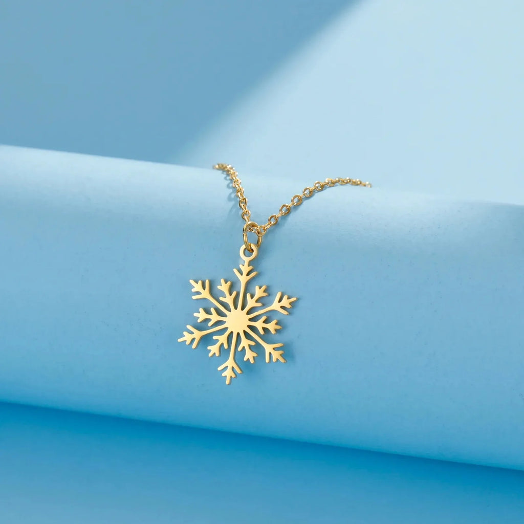 Goldene Halskette mit Schneeflocken-Anhänger – eleganter Winterschmuck, Weihnachtsgeschenk