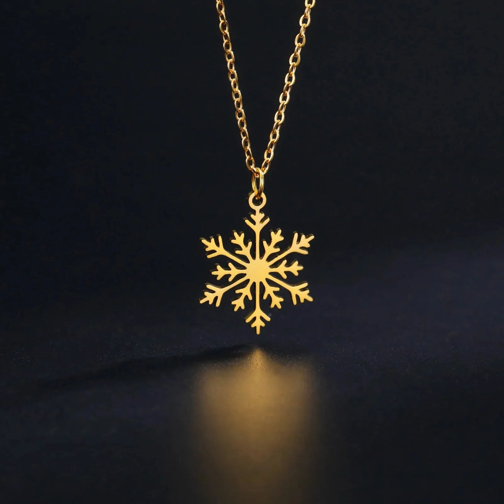 Goldene Halskette mit Schneeflocken-Anhänger – eleganter Winterschmuck, Weihnachtsgeschenk