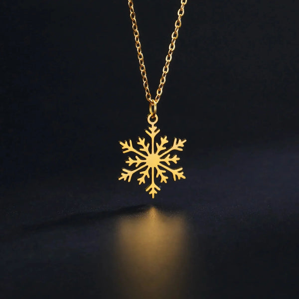 Goldene Halskette mit Schneeflocken-Anhänger – eleganter Winterschmuck, Weihnachtsgeschenk