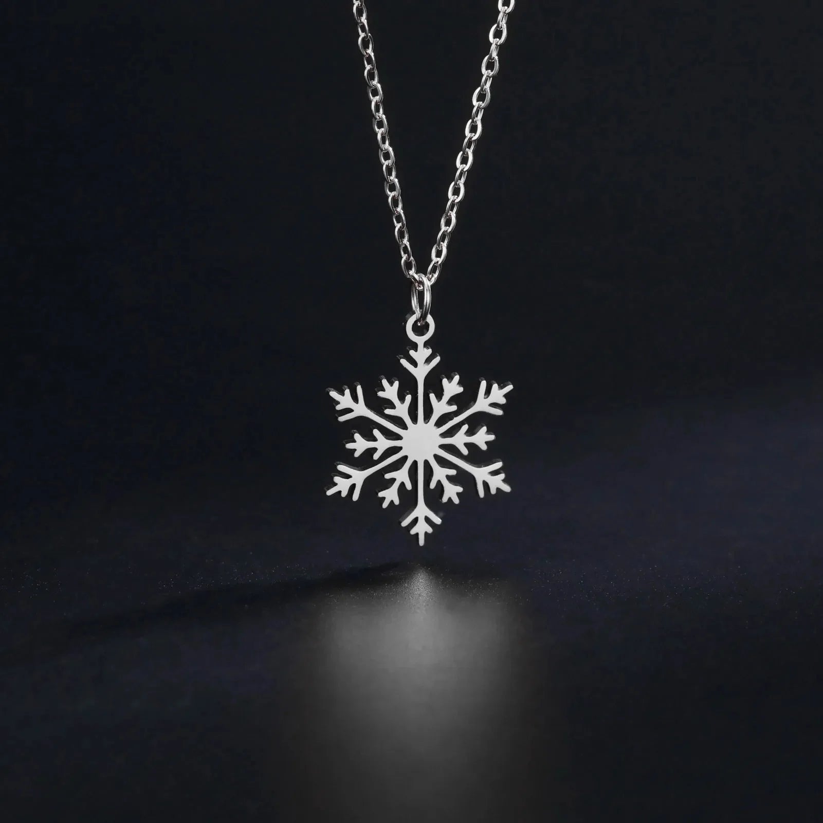Goldene Halskette mit Schneeflocken-Anhänger – eleganter Winterschmuck, Weihnachtsgeschenk