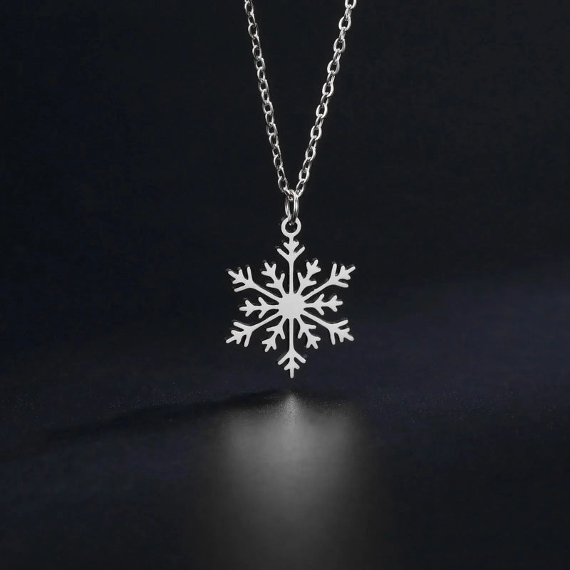 Goldene Halskette mit Schneeflocken-Anhänger – eleganter Winterschmuck, Weihnachtsgeschenk