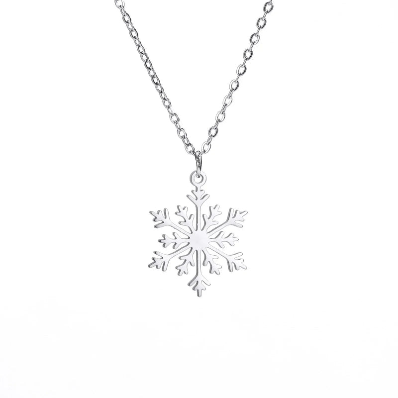 Goldene Halskette mit Schneeflocken-Anhänger – eleganter Winterschmuck, Weihnachtsgeschenk