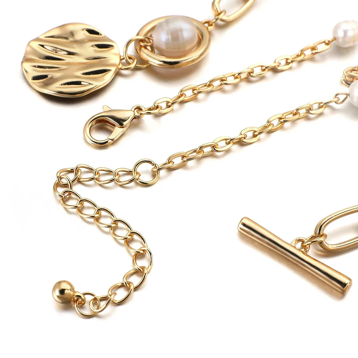 Goldene Halskette mit Knebelverschluss und Perlen – Schicker mehrlagiger Modeschmuck