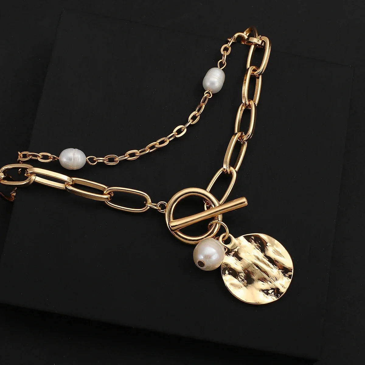 Goldene Halskette mit Knebelverschluss und Perlen – Schicker mehrlagiger Modeschmuck