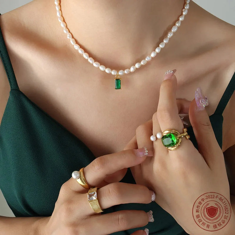 Luxuriöse Perlenkette mit Smaragdanhänger und Goldverschluss