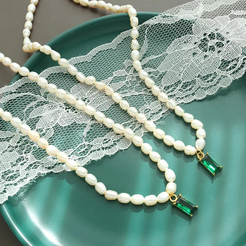 Luxuriöse Perlenkette mit Smaragdanhänger und Goldverschluss