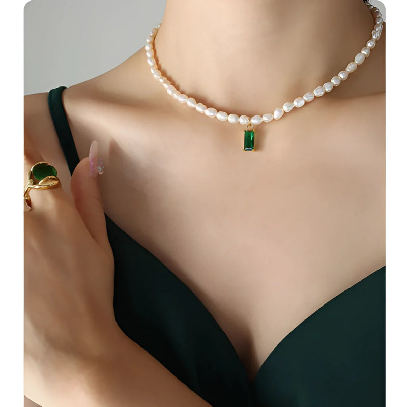 Luxuriöse Perlenkette mit Smaragdanhänger und Goldverschluss