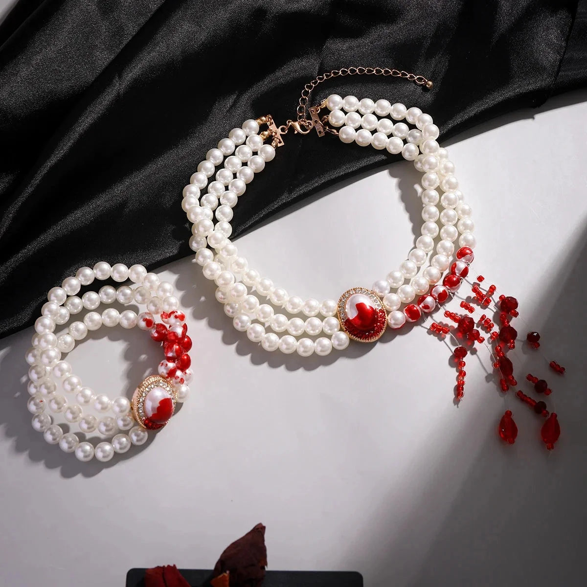 Luxuriöse Halskette mit Perlen und Rubinen – eleganter Abendschmuck