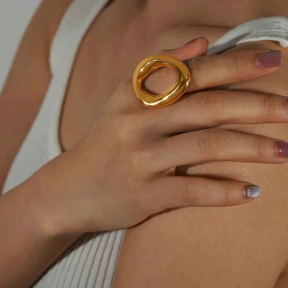 Moderner geometrischer Ring in Silber & Gold - Minimalistischer Avantgarde-Schmuck