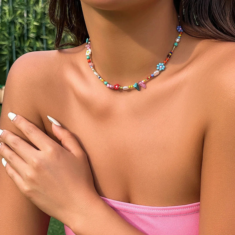 Mehrfarbige Perlenkette – Blumenschmuck für Sommer und Strand im Boho-Stil