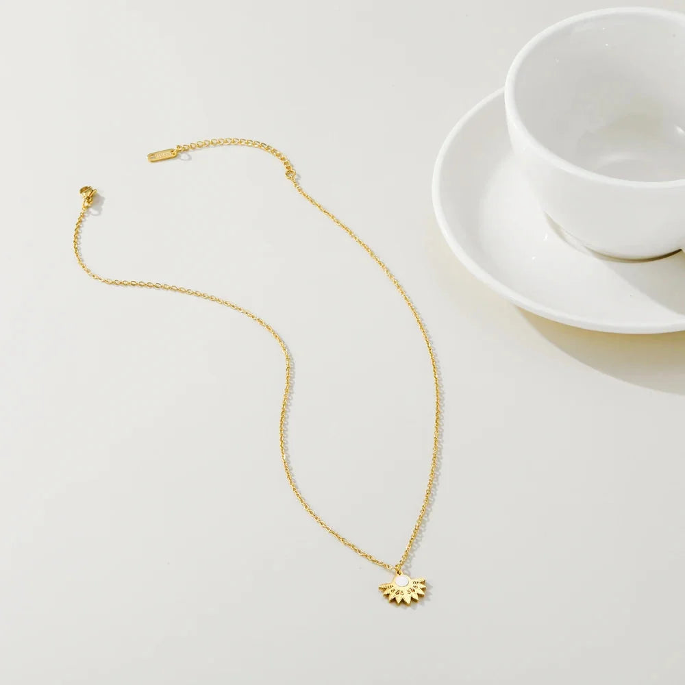 Perlenkette mit Mittelstück - YA-CHAN Designer-Anhänger in Gold mit Blumenmotiv