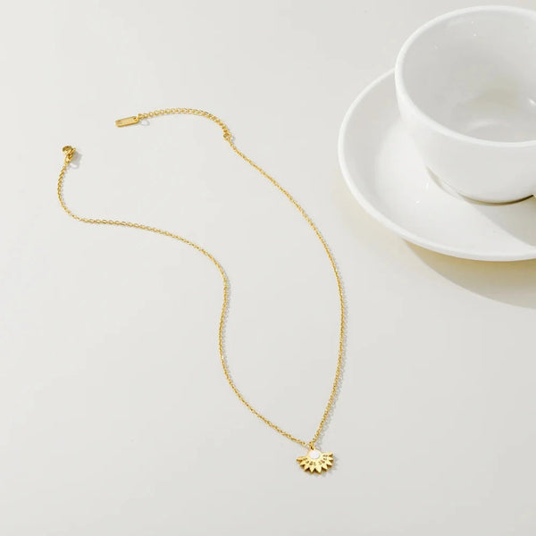 Perlenkette mit Mittelstück - YA-CHAN Designer-Anhänger in Gold mit Blumenmotiv