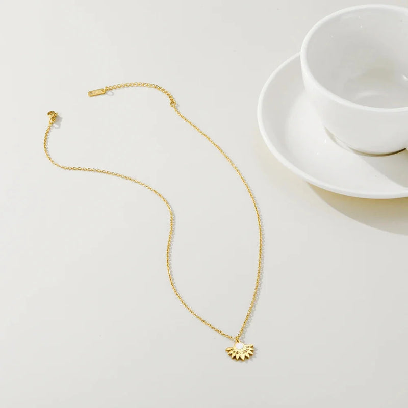 Perlenkette mit Mittelstück - YA-CHAN Designer-Anhänger in Gold mit Blumenmotiv