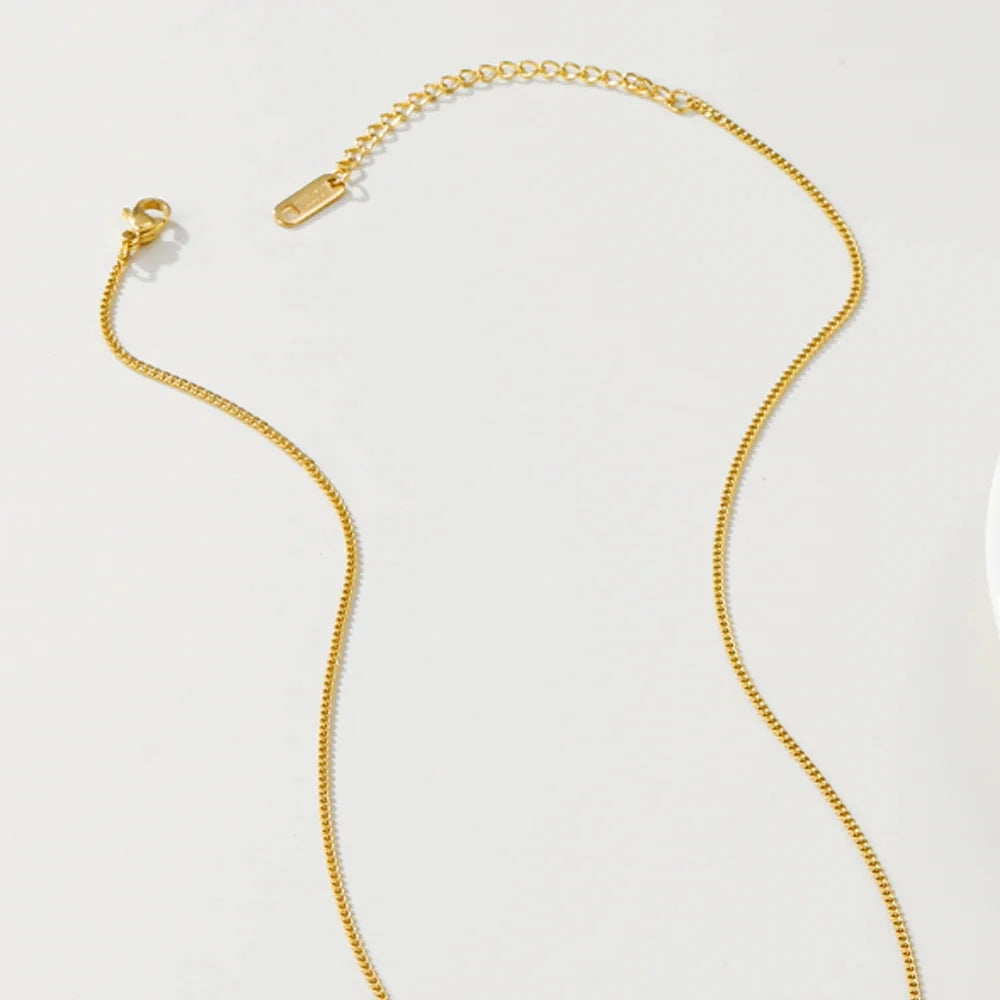 Perlenkette mit Mittelstück - YA-CHAN Designer-Anhänger in Gold mit Blumenmotiv