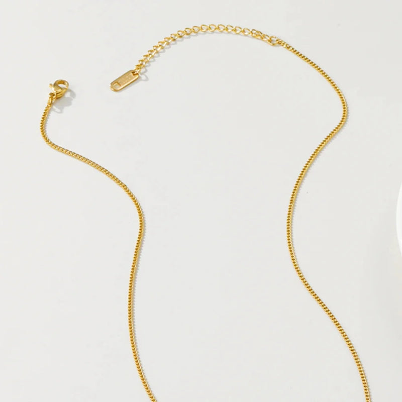 Perlenkette mit Mittelstück - YA-CHAN Designer-Anhänger in Gold mit Blumenmotiv