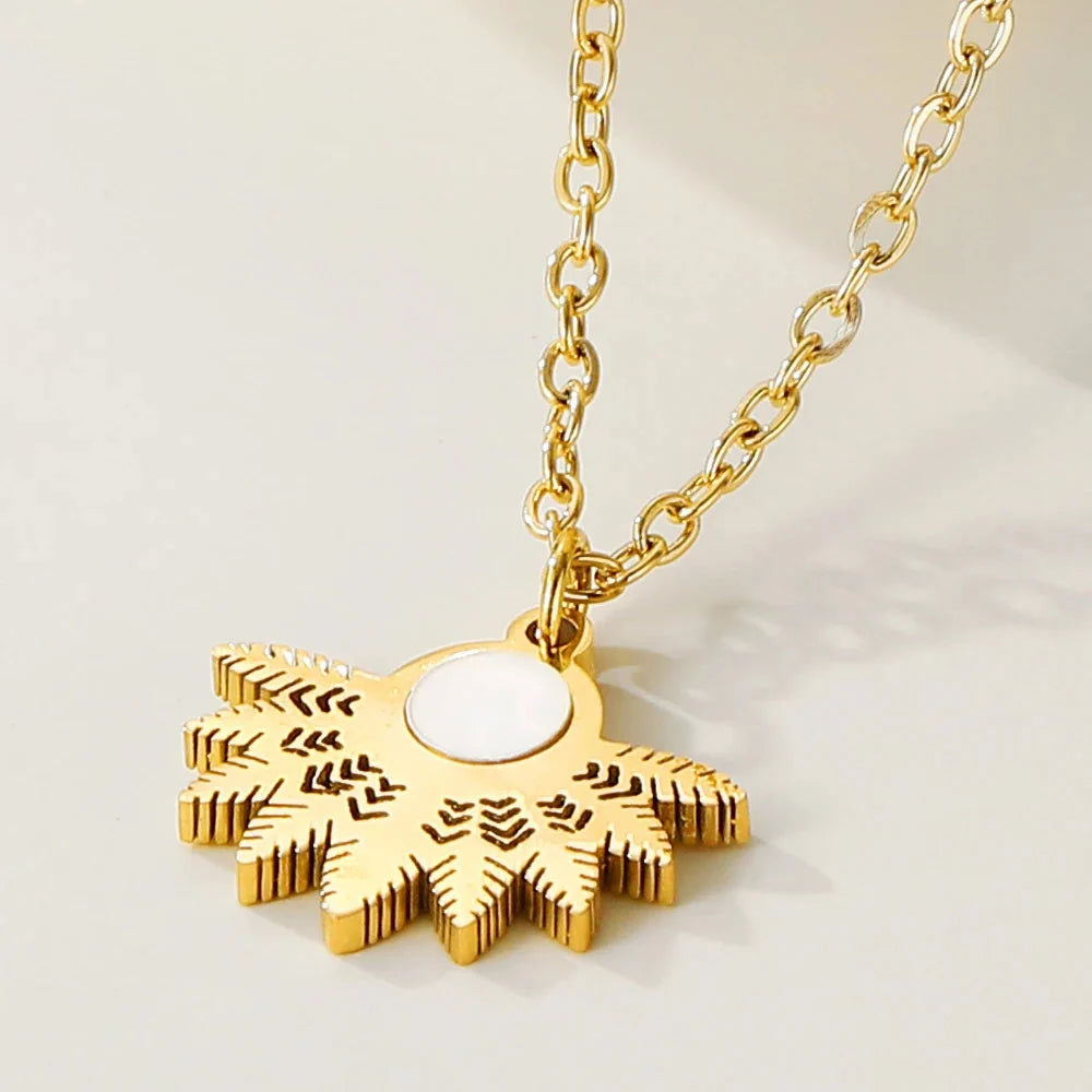 Perlenkette mit Mittelstück - YA-CHAN Designer-Anhänger in Gold mit Blumenmotiv