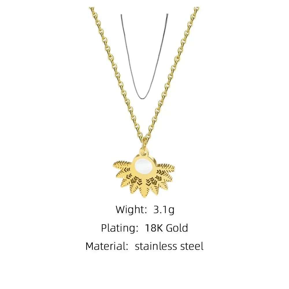 Perlenkette mit Mittelstück - YA-CHAN Designer-Anhänger in Gold mit Blumenmotiv