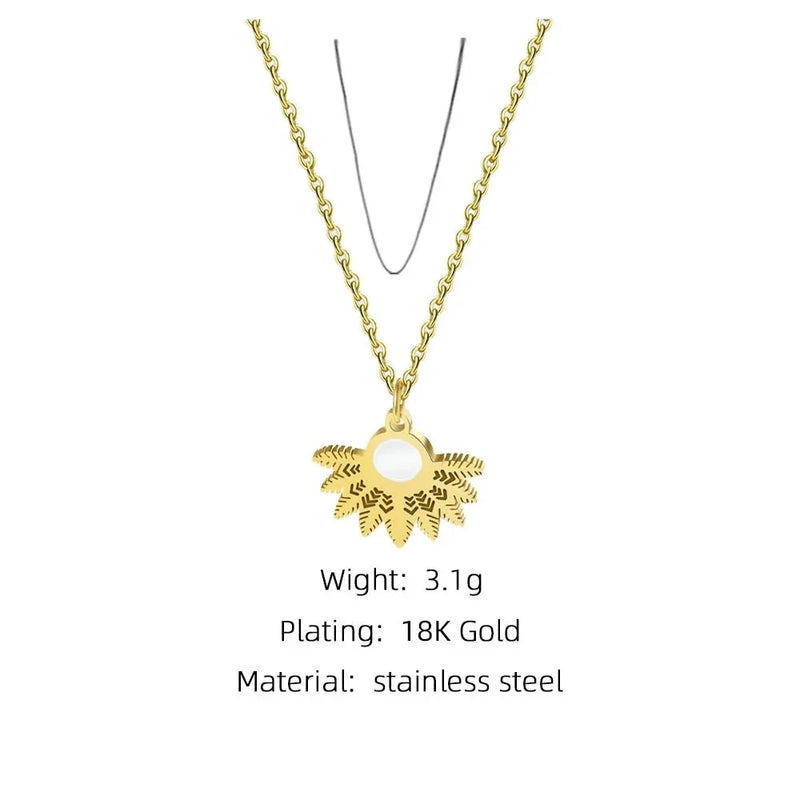 Perlenkette mit Mittelstück - YA-CHAN Designer-Anhänger in Gold mit Blumenmotiv